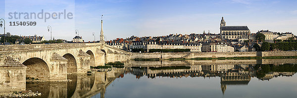 Frankreich  Blois  Blick auf die Stadt mit Jacques-Gabriel-Brücke und Saint-Louis-Kathedrale