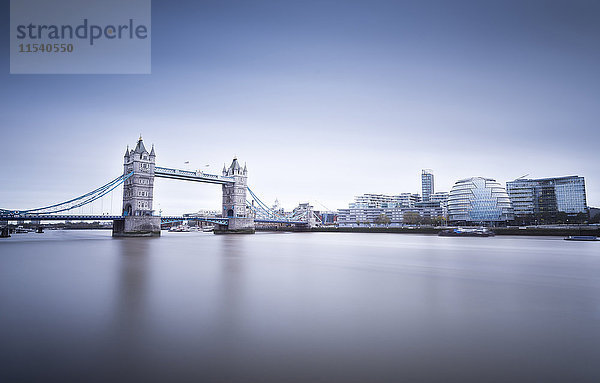 Großbritannien  England  London Skyline von der Themse und Tower Bridge bei Dämmerung