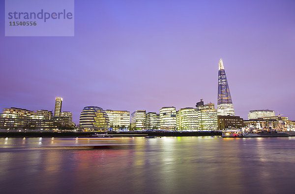 Großbritannien  England  London Skyline von der Themse bei Nacht
