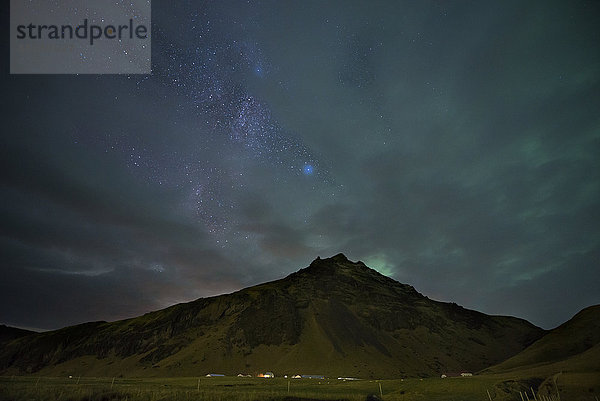 Island  Nordlicht und Milchstraße bei bewölkter Nacht