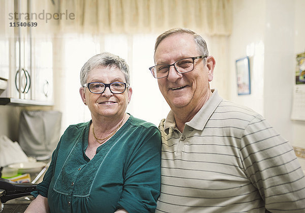 Porträt eines selbstbewussten Seniorenpaares zu Hause