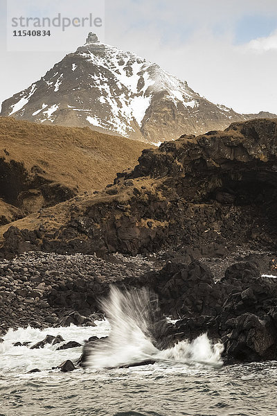 Island  Snaefells  Hellnar  Blick auf Snaefellsjoekull mit Felsküste im Vordergrund