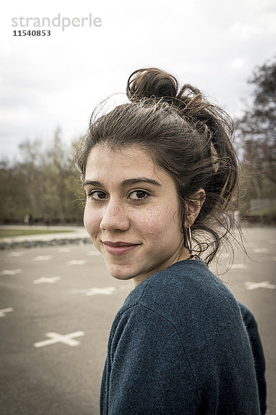 Porträt eines lächelnden Teenagers
