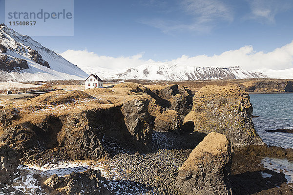 Island  Snaefells  Blick auf Haus in Küstennähe