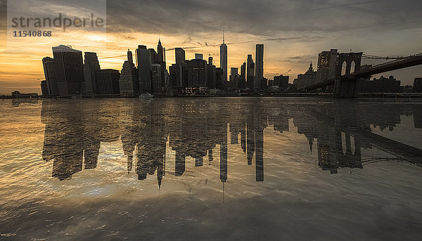 USA  New York  Blick von Brooklyn nach Manhattan bei Sonnenuntergang