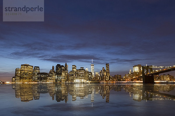 USA  New York  Blick von Brooklyn nach Manhattan  Manhatten Bridge  Blaue Stunde