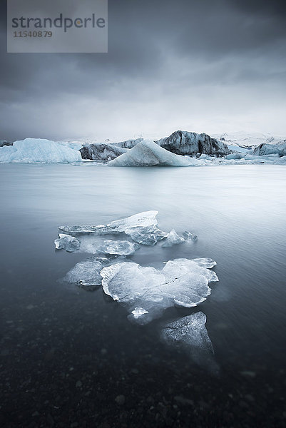 Island  Vatnajoekull Nationalpark  Jokulsarlon  Gletscher und Eisberg