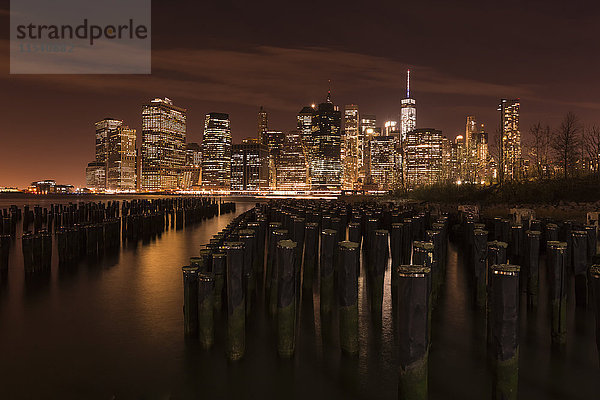 USA  New York  Blick von Brooklyn nach Manhattan bei Nacht