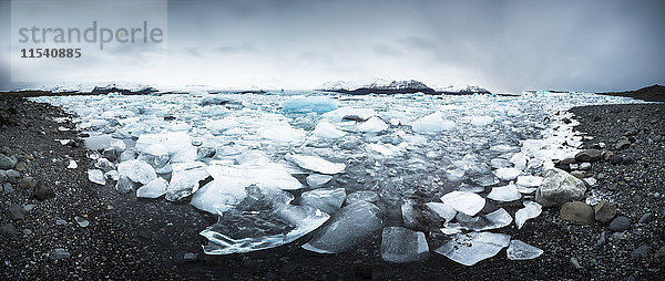Island  Vatnajoekull Nationalpark  Panoramaaufnahme von Jokulsarlon  Gletscher und Eisberge