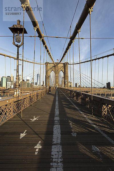 USA  New York City  Manhattan  Brooklyn Bridge  Fußgängerbrücke am Morgen
