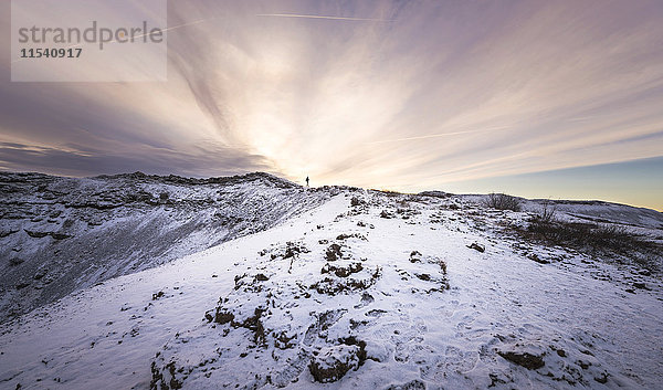 Island  Kerid  Wanderer am Vulkankraterrand am Golden Circle