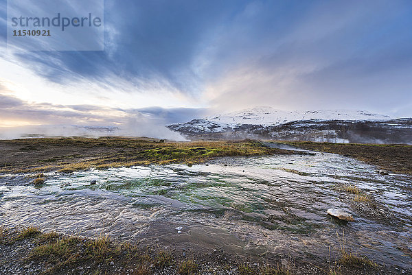 Isländischer Springbrunnengeysir  Geothermiezone in Island im Südwesten des Landes