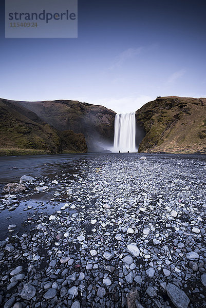 Island  Blick auf den Skogafoos-Wasserfall