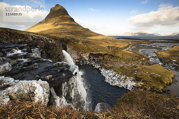 Island  Halbinsel Snaefellsnes  Grundafjoerdur  Kirkjufell  Wasserfall