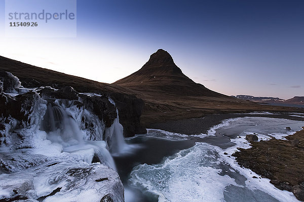 Island  Halbinsel Snaefellsnes  Grundafjoerdur  Kirkjufell  Eiswasserfall