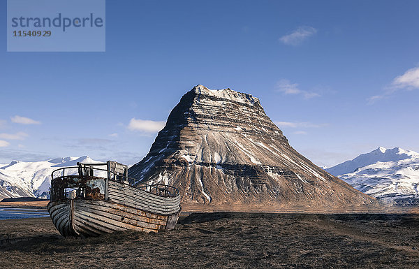 Island  Halbinsel Snaefellsnes  Grundafjoerdur  Kirkjufell  altes Boot