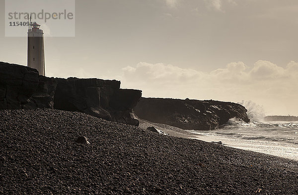 Island  Snaefellsnes  schwarzer Strand und Leuchtturm