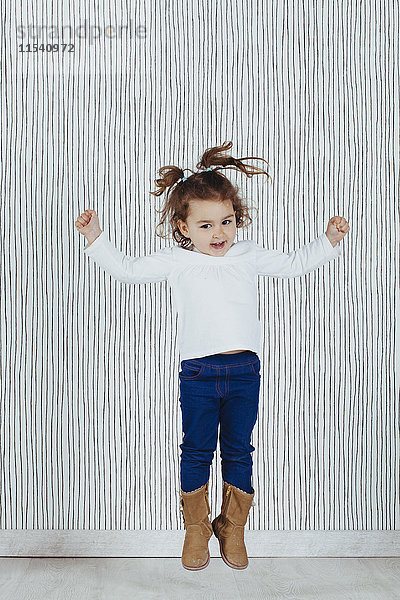 Kleines Mädchen springt in die Luft