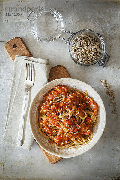 Dinkel-Vollkorn-Spaghetti mit veganer Bolognese aus Grünkern und Sonnenblumenkernen