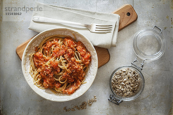 Dinkel-Vollkorn-Spaghetti mit veganer Bolognese aus Grünkern und Sonnenblumenkernen