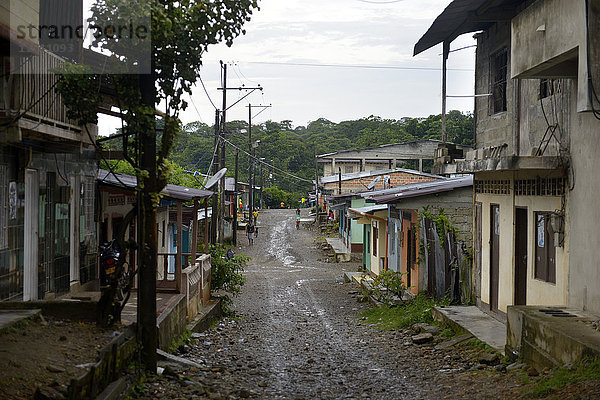 Kolumbien  Yuto  Stadtbild mit Feldweg