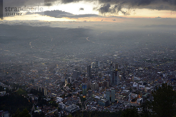 Kolumbien  Bogota  Stadtansicht  Innenstadt bei Sonnenuntergang