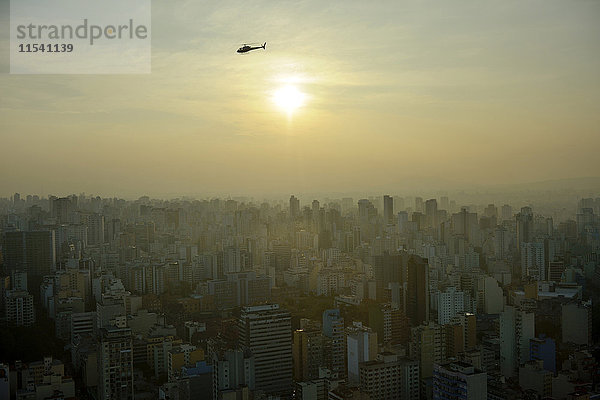 Brasilien  Sao Paulo  Stadtansicht und Helikopter am Abend