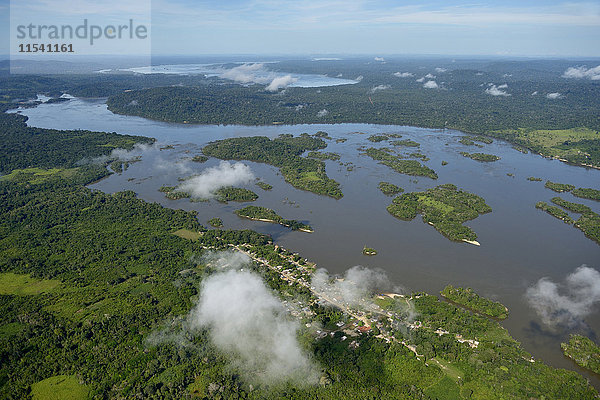 Brasilien  Para  Itaituba  Amazonas Regenwald  Rio Tabajos  Fischerdorf Periquito und Inseln