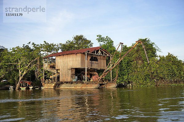 Brasilien  Amazonasbecken  Goldsucher-Rafting auf dem Rio Tapajos