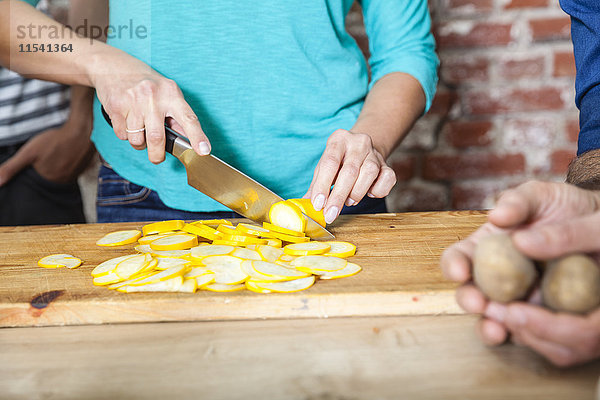 Gelbe Zucchini in Scheiben schneiden