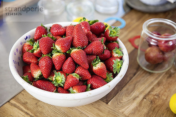 Frische Erdbeeren auf der Küchentheke