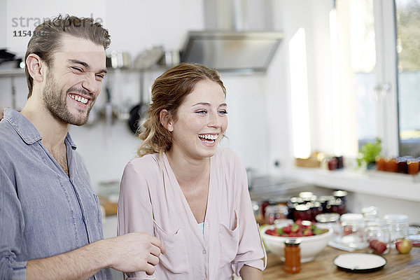 Glückliches Paar in der Küche