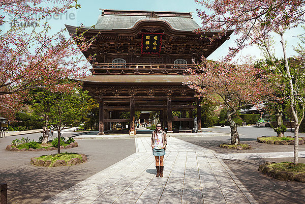 Japan  Kamakura  Frau steht vor dem Kencho-ji-Tempel