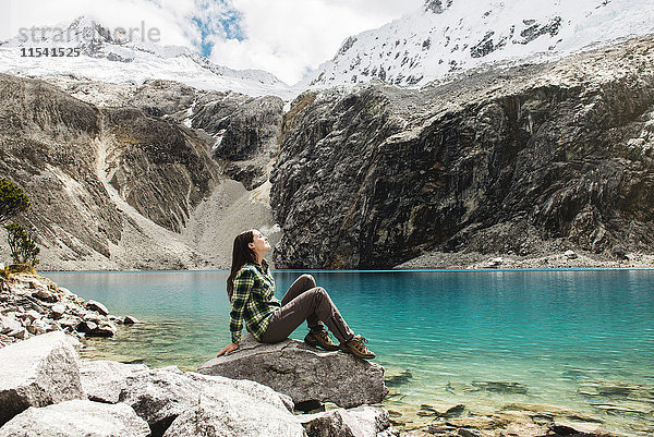 Peru  Huaraz  Huascaran Nationalpark  Frau entspannt nach einem Trekking auf der Lagune  Laguna 69