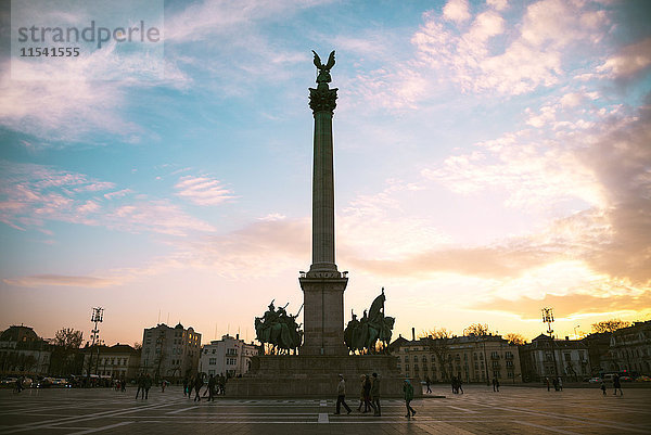Ungarn  Budapest  Heldenplatz mit Denkmal