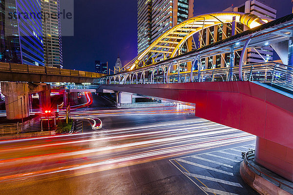 Thailand  Fußgängerbrücke und Verkehr in Bangkok bei Nacht
