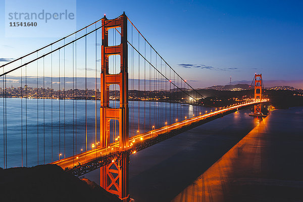 USA  Kalifornien  San Francisco  Golden Gate Bridge am Abend