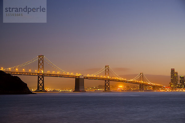 USA  Bay Bridge of San Francisco am Abend