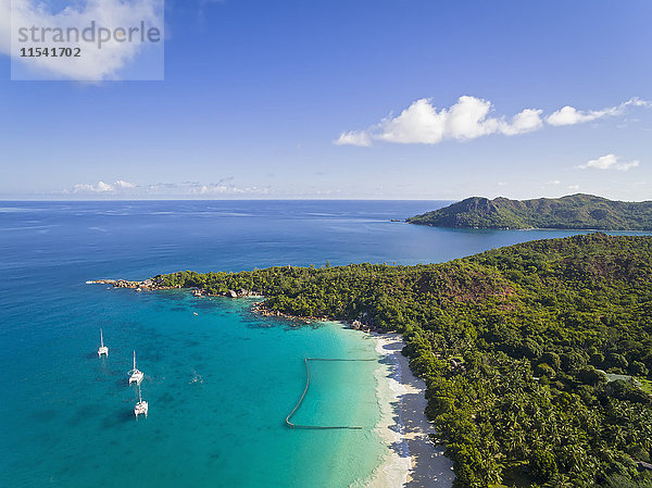 Seychellen  Praslin  Anse Lazio  Strand und Fischernetz  Curieuse Island im Hintergrund  Luftbild