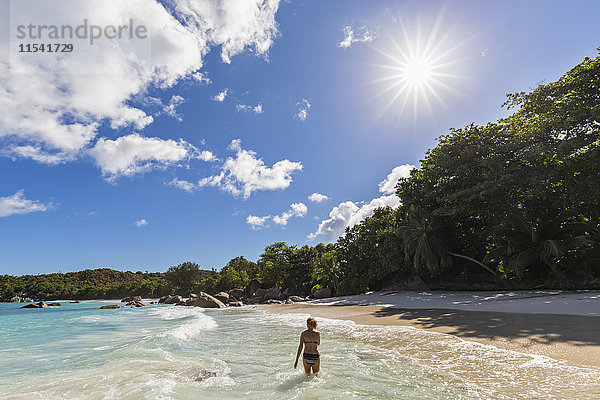 Seychellen  Praslin  Anse Lazio  Strand  weibliche Touristen im Wasser