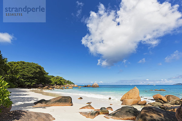 Seychellen  Praslin  Anse Lazio  Granitfelsen am Strand