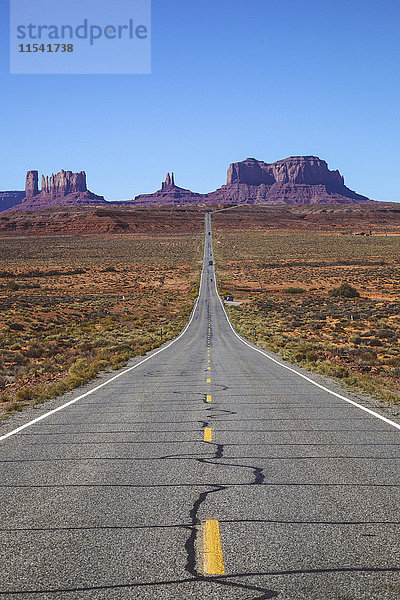 USA  Utah  Blick auf das Monument Valley und den Highway 163