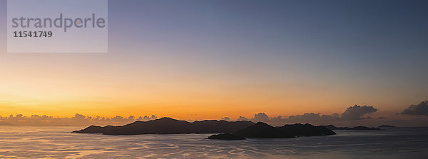 Seychellen  Indischer Ozean  La Digue  Inseln bei Sonnenuntergang