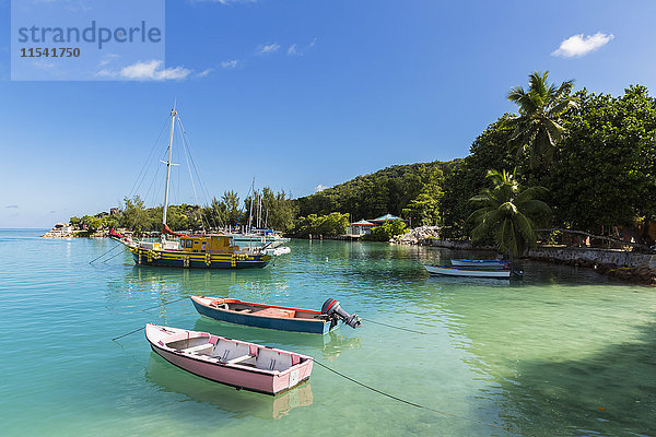 Seychellen  La Digue  Hafen und Boote