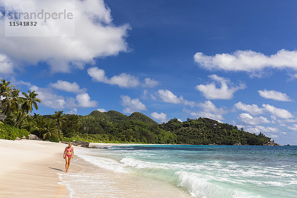 Seychellen  Indischer Ozean  Mahe Island  Beach Anse Intendance  Touristinnen am Strand