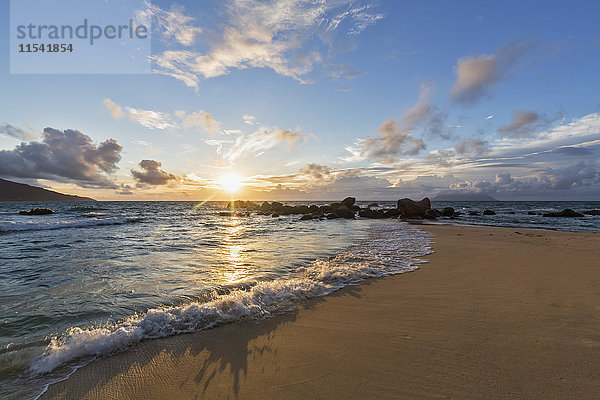 Seychellen  Indischer Ozean  Mahe Island  Glacis Beach  Sunset und Silhouette Island im Hintergrund