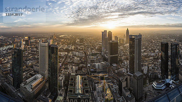 Deutschland  Frankfurt  Blick über die Stadt bei Sonnenuntergang von oben