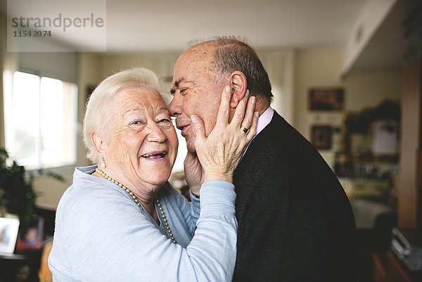 Liebevolles Seniorenpaar zu Hause