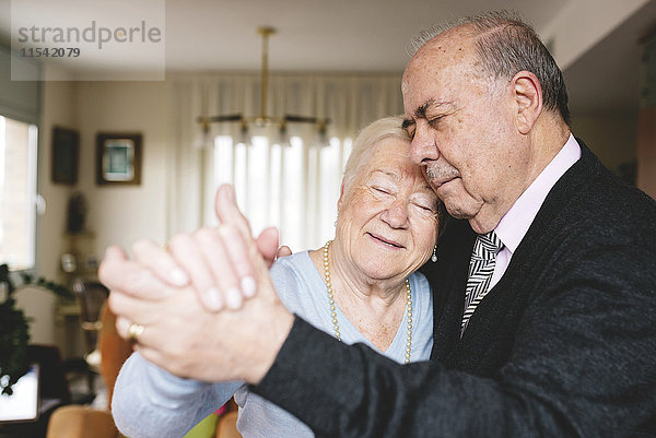 Seniorenpaar tanzt zusammen zu Hause