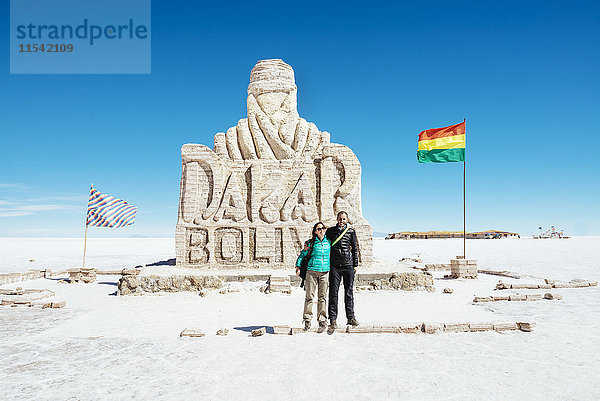 Bolivien  Atacama  Altiplano  Salar de Uyuni  Dakar-Denkmal und Touristen